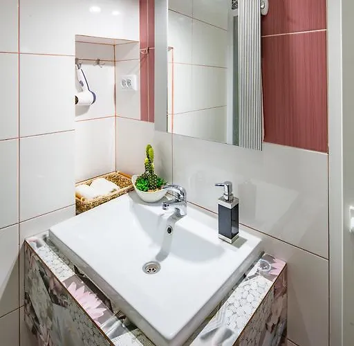 Leopolli Near Opera House