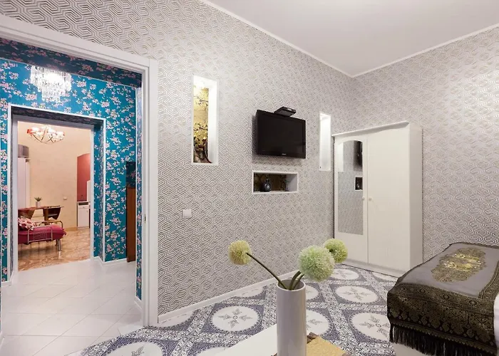 Leopolli Near Opera House